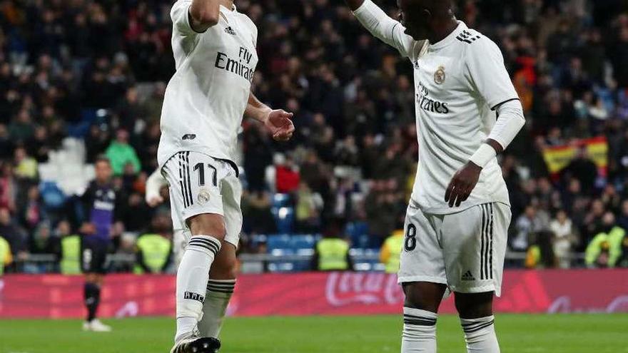 Lucas Vázquez y Vinicius celebran un gol anotado ayer por el Madrid ante el Leganés en el Bernabéu.