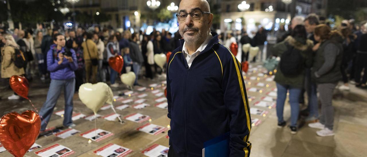 Aarón Israel, en la concentración de la comunidad judía de València, tras leer el caso de su sobrina