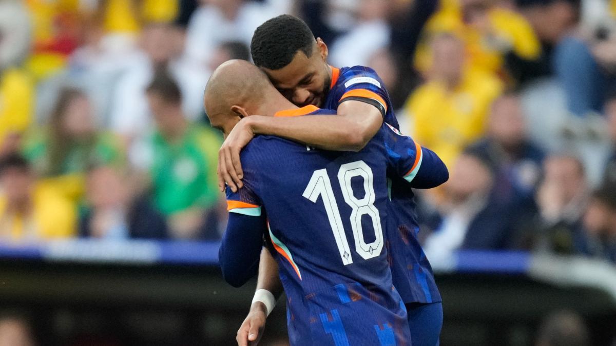 Malen se abraza con Gakpo tras su primer gol