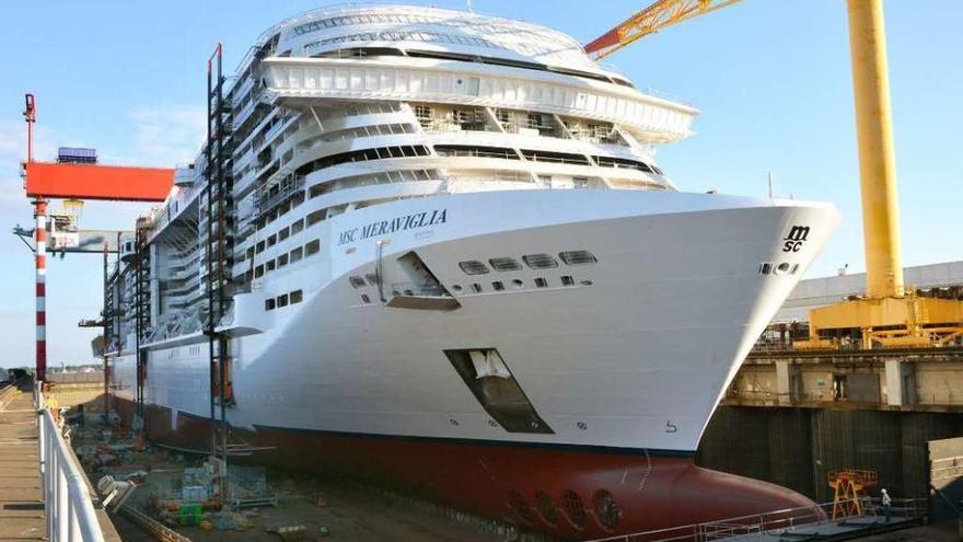 El &quot;MSC Meraviglia&quot;, este viernes en el dique de STX horas antes de flotar por primera vez. // MSC Cruceros