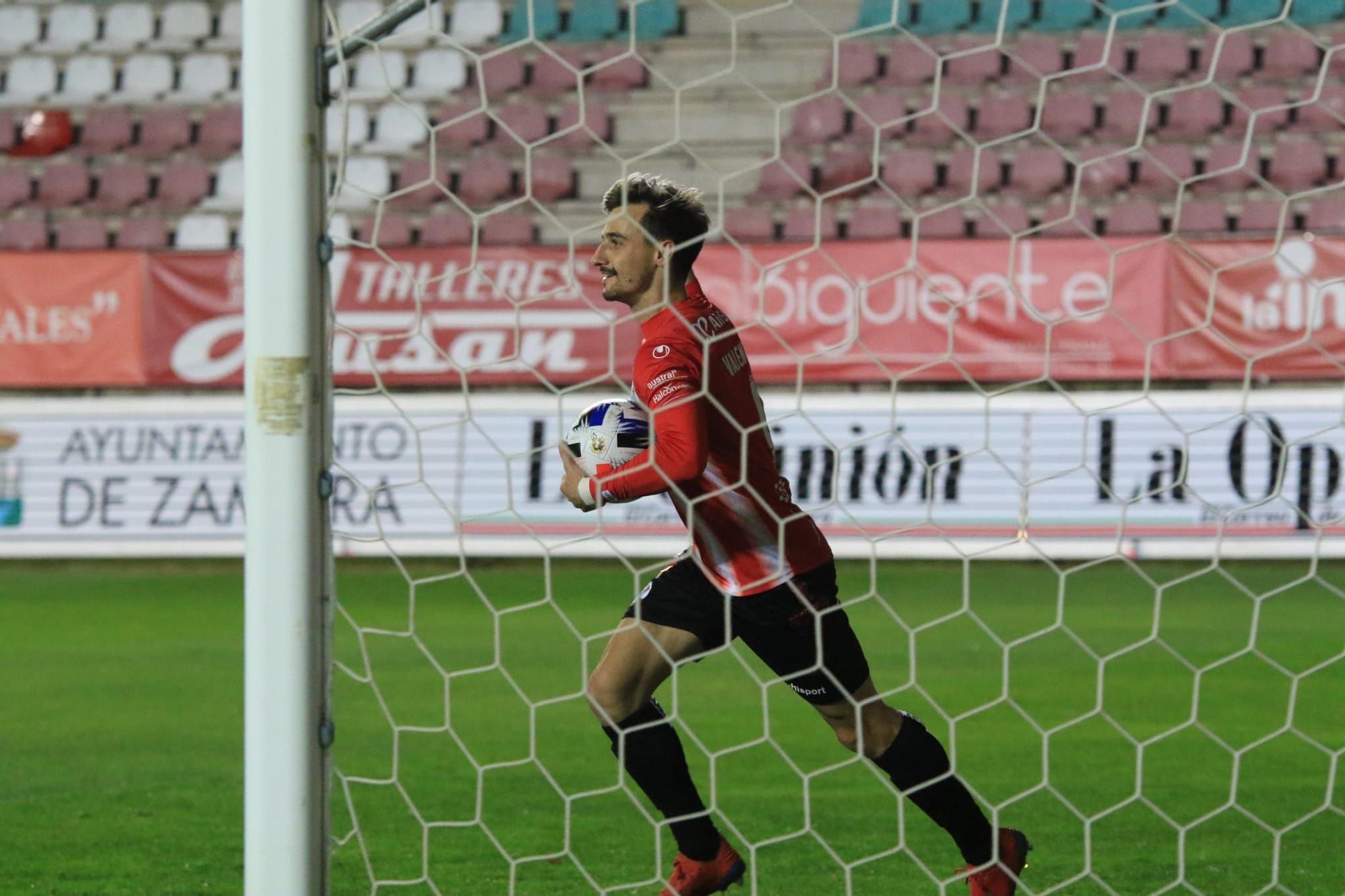 El Zamora CF empata con diez jugadores frente al Guijuelo (2-2)