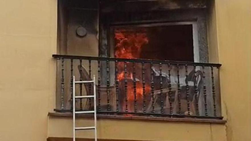 Un incendio daña más de diez pisos de un edificio de tres plantas en Laxe