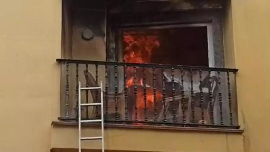 Un incendio daña más de diez pisos de un edificio de tres plantas en Laxe