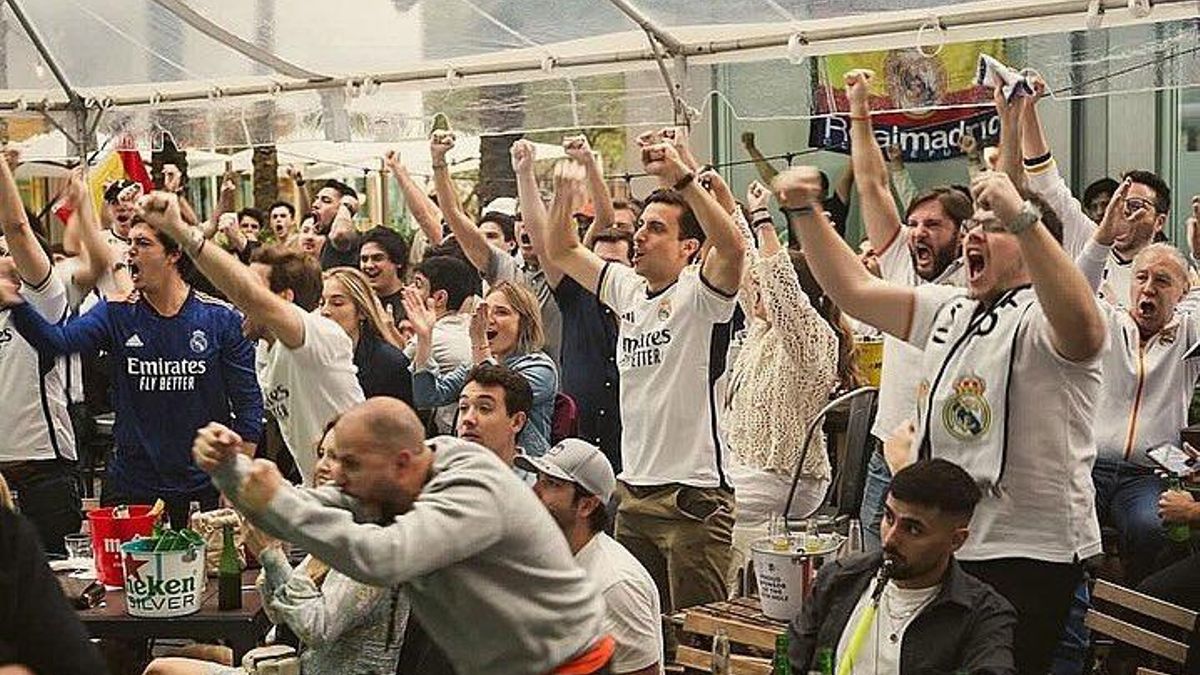 Los socios de la Peña Madridista Miami Blanco celebran un gol de su equipo.
