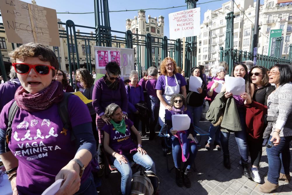 Manifestantes recorren la calle Colón.