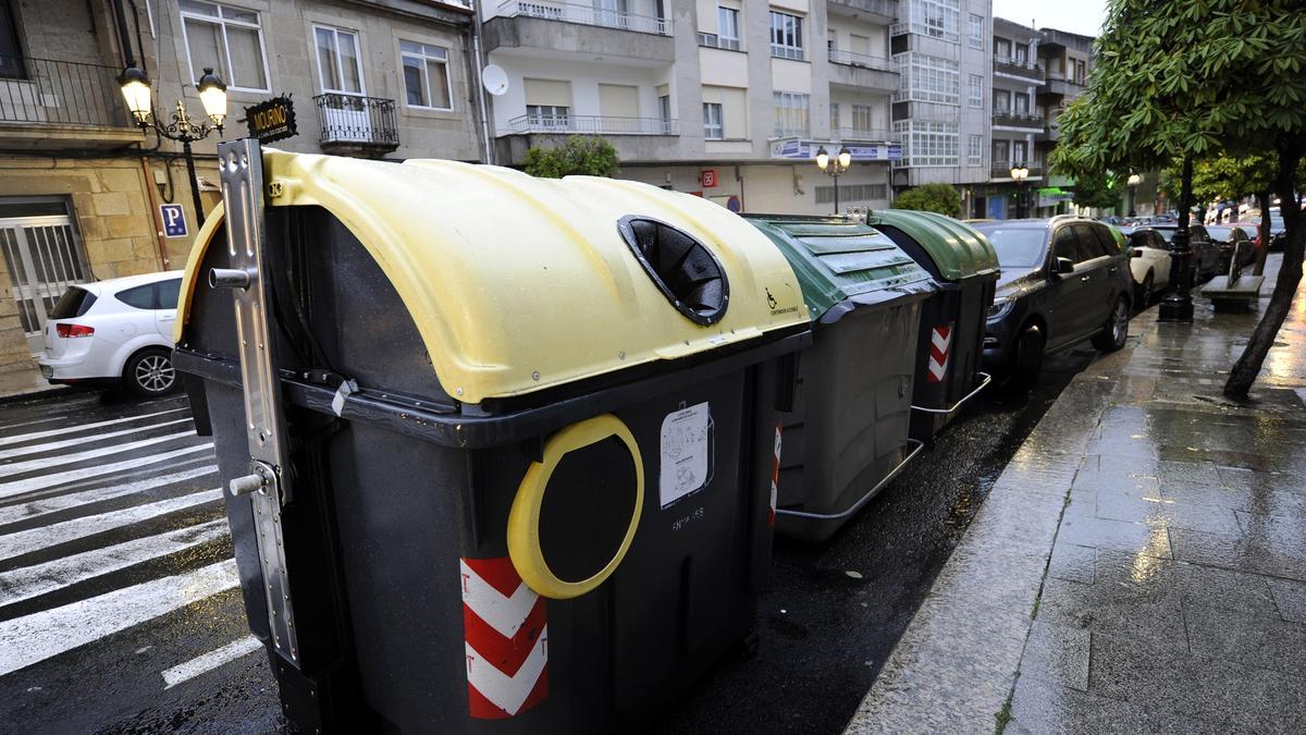 Contenedores de basura en una calle de Lalín