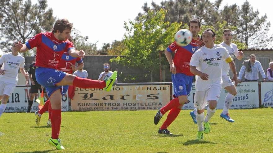 Un jugador del Verín despeja un balón delante de Oliveira, ayer en A Tella. // Jesús Regal