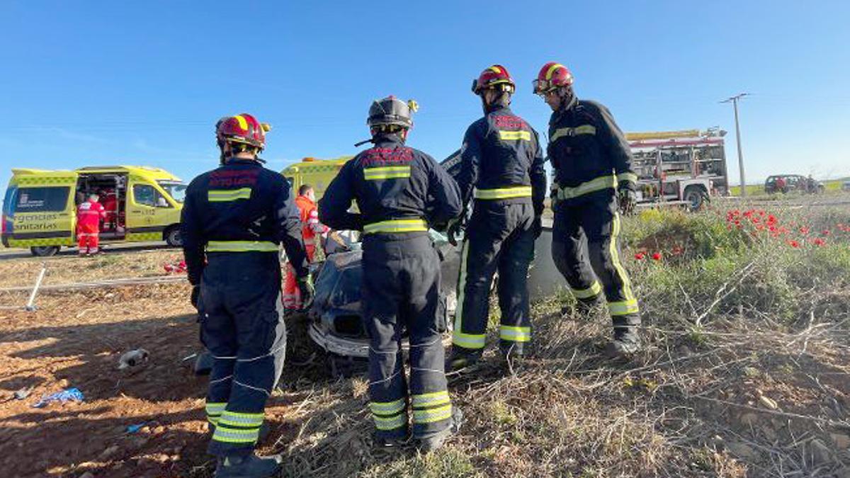 Los bomberos en nel lugar del accidente de tráfico en la carretera LE-7515, en el término municipal de Laguna de Negrillos (León).