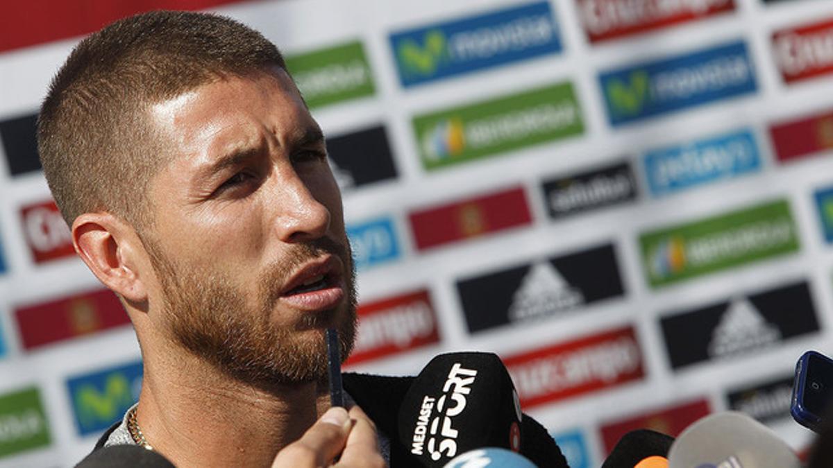 Sergio Ramos atiende a los medios de comunicación a su llegada a la Ciudad del Fútbol de Las Rozas