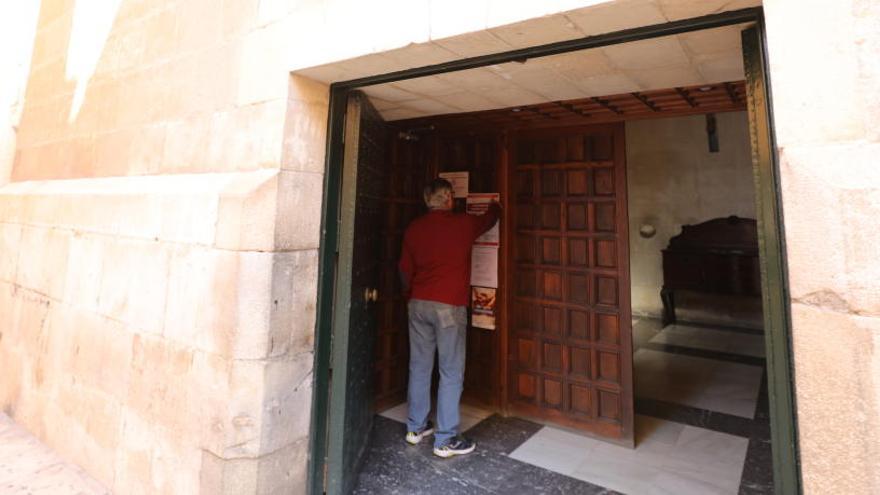 Un hombre observa el portón de la basílica de Santa María donde se cuelgan las numerosas ofertas de empleo.