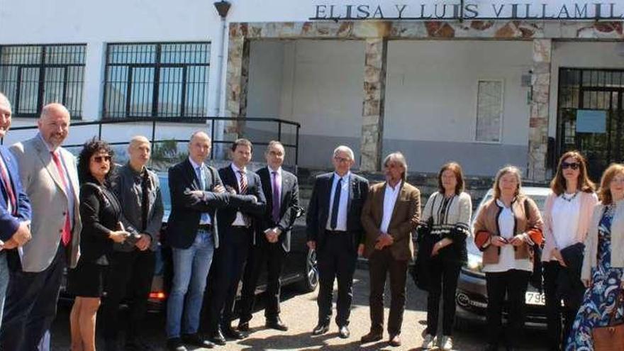 El consejo rectoral de la Universidad de Oviedo posa junto al alcalde de Vegadeo (primero por la izquierda), el director del Instituto Elisa y Luis Villamil (cuarto) y el coordinador del Foro (quinto) a las puertas del centro vegadense.