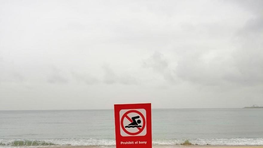 Cartel de prohibición del baño.