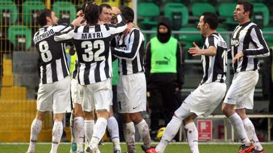 Los jugadores de la &#039;Juve&#039; celebran su gol ante el Palermo.