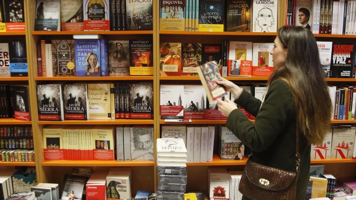 La librería Luque se encuentra en la calle Fray Luis de Granada 11.