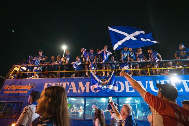 La plantilla del CD Tenerife llega al Cabildo para celebrar el ascenso con la afición blanquiazul