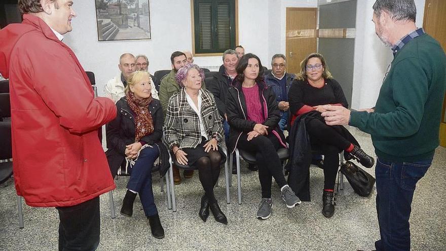 Reunión del alcalde y teniente de alcalde de Barro con los colectivos sociales por el pediatra. // R. Vázquez