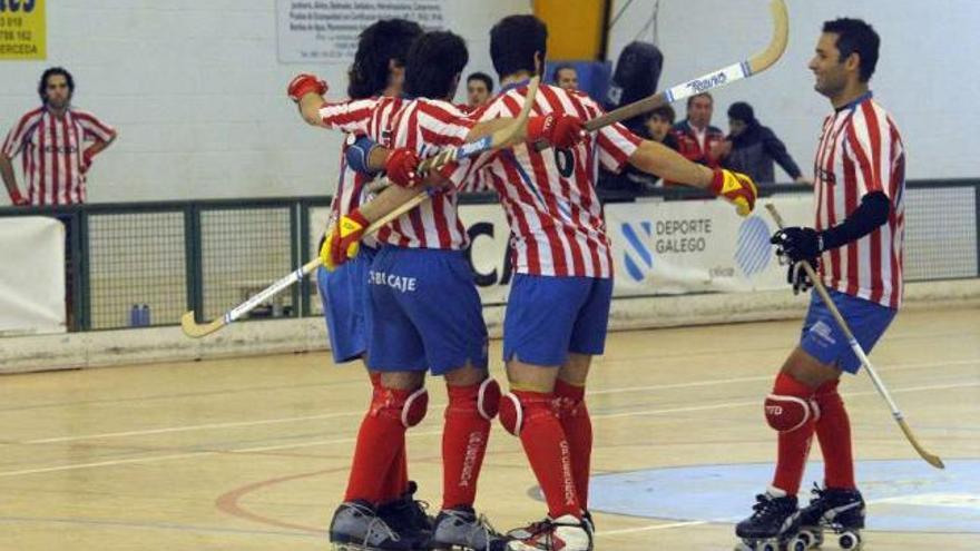 Varios jugadores del Cerceda celebran un gol en esta temporada. / víctor echave