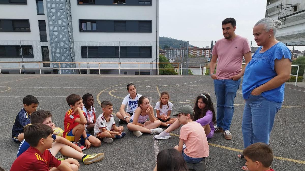 La alcaldesa, Eva María Pèrez, con participantes en la iniciativa.
