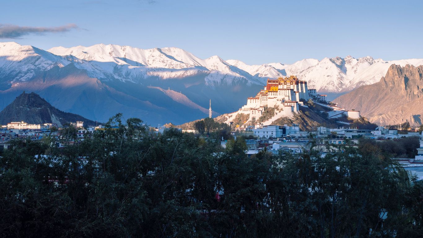 Palacio Potala y las montañas nevadas del Himalaya en Lhasa