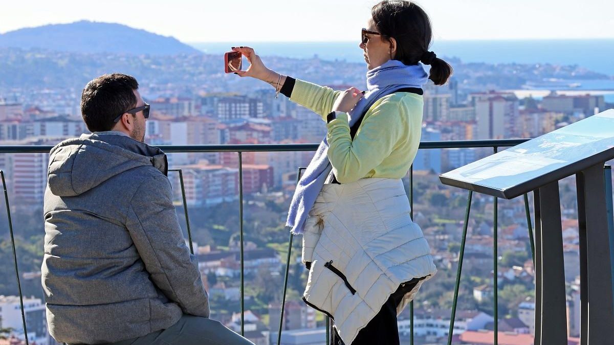 Visitantes toman una foto panorámica de Vigo desde O Castro