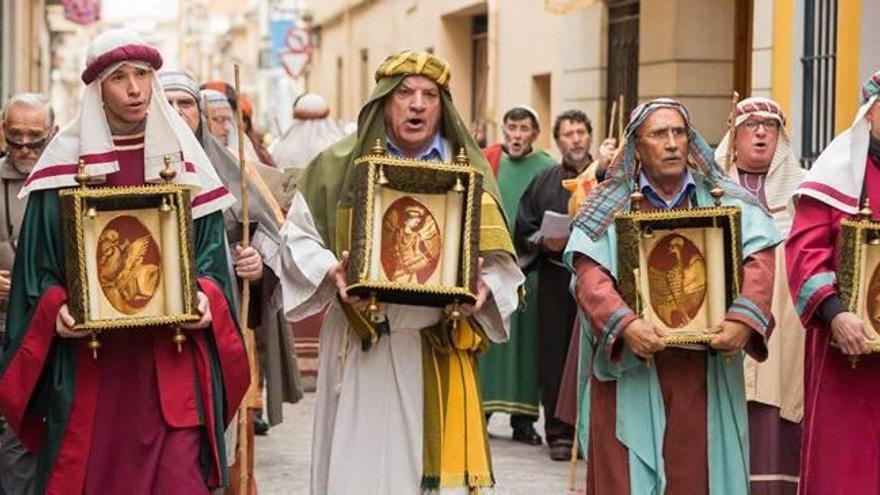 Representación de los cuatro evangelistas y el canto de los apóstoles en la procesión de Algemesí.