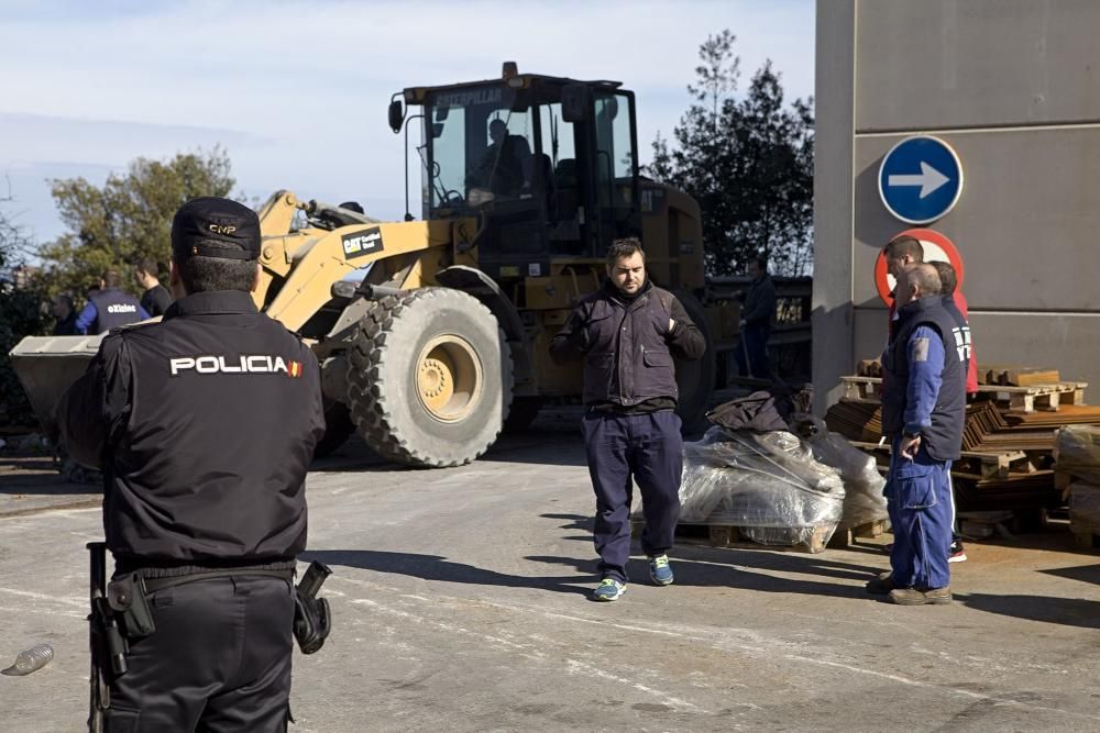 La Policía interviene para la carga de un camión en Oxizinc, Agalsa