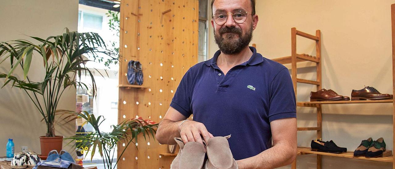 Pedro Monge, propietario de la zapatería Monge, ayer, en Palma junto a sus alpargatas de fabricación propia y artesanal.