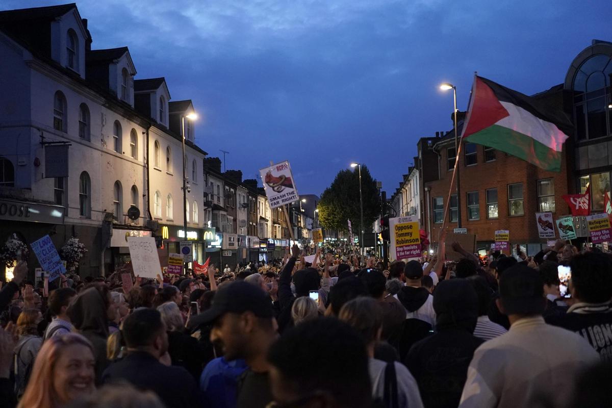 Miles de manifestantes participan en protestas antirracistas.