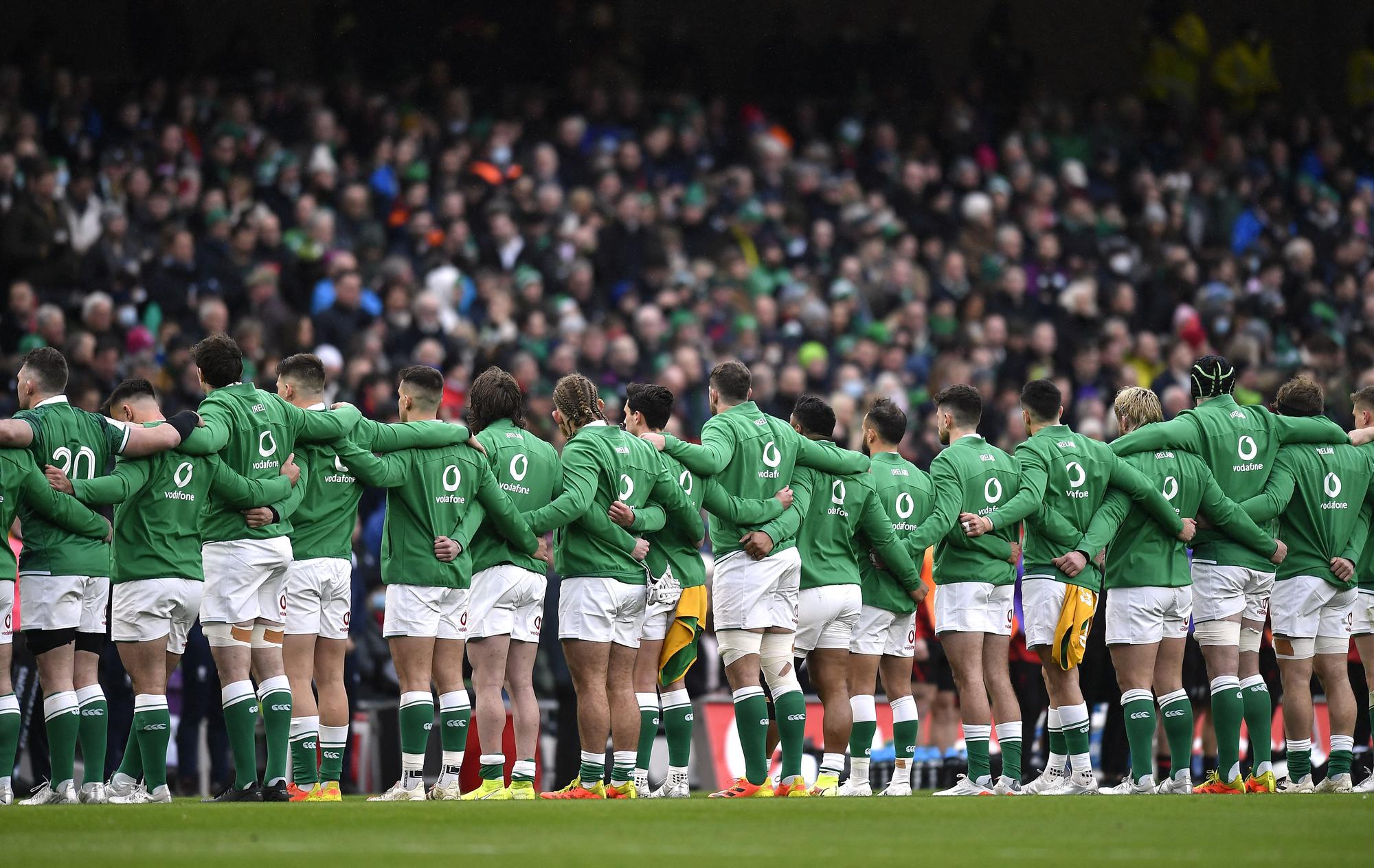 Los jugadores de Irlanda escuchan el himno antes de empezar el partido.