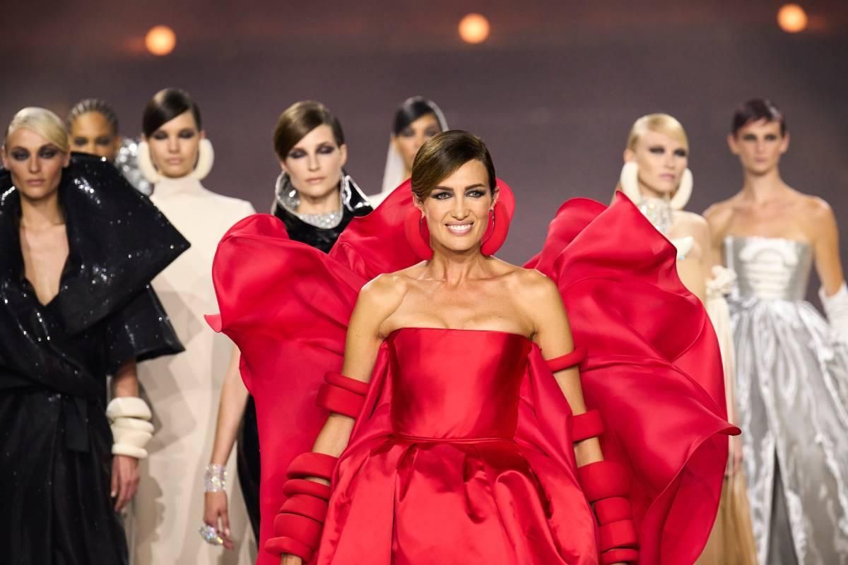 Nieves Álvarez encabeza el desfile de Alta Costura otoño-invierno 2022-2023 de Stephan Rolland