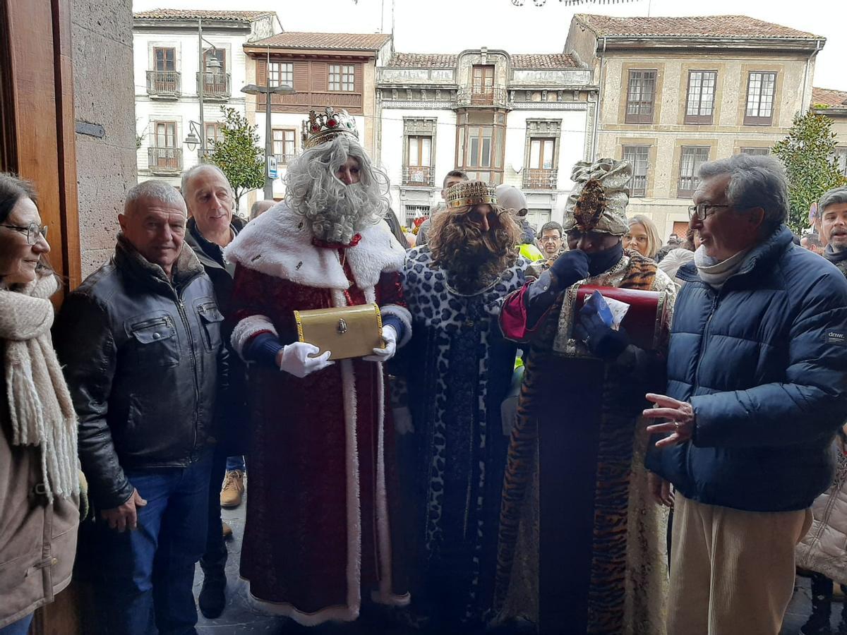 Los Reyes Magos llegan a la Pola para adorar al Niño Jesús y recibir a los pequeños