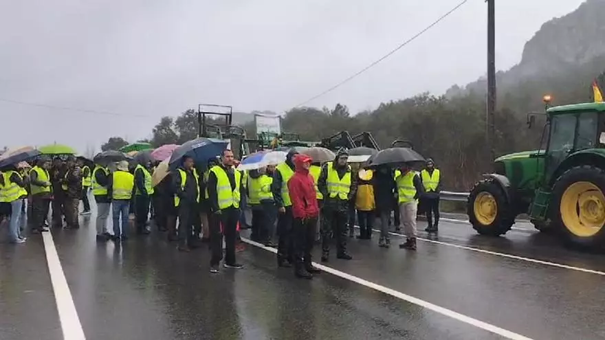Vídeo | Corte en la N-521 en ambos sentidos en la frontera con Portugal