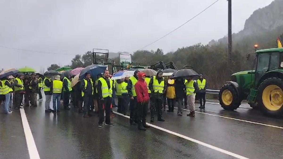 Corte en la N-521 en ambos sentidos en la frontera con Portugal