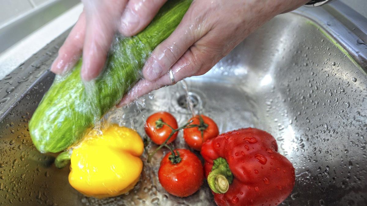 Las &#039;superbacterias&#039; presentes en carne y verduras pasan a los humanos a través de la ingesta de alimentos.