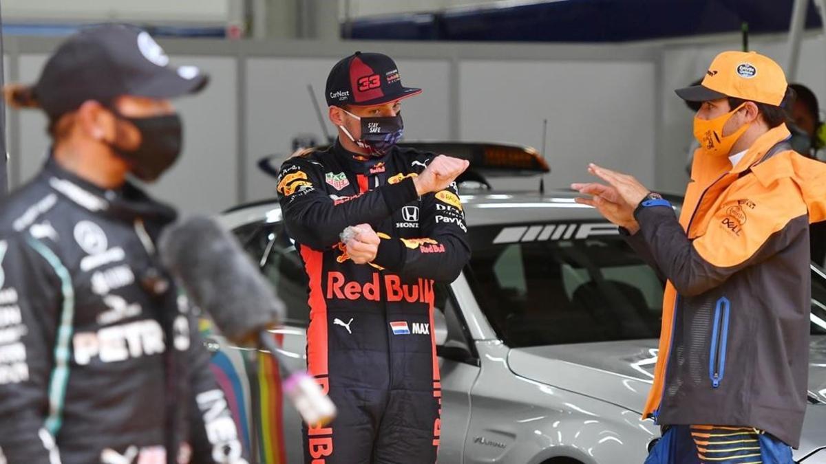 Carlos Sainz (3º), a la derecha, comenta las difíciles condiciones de la pista con Max Verstappen, en el centro, ante la mirada de Lewis Hamilton.