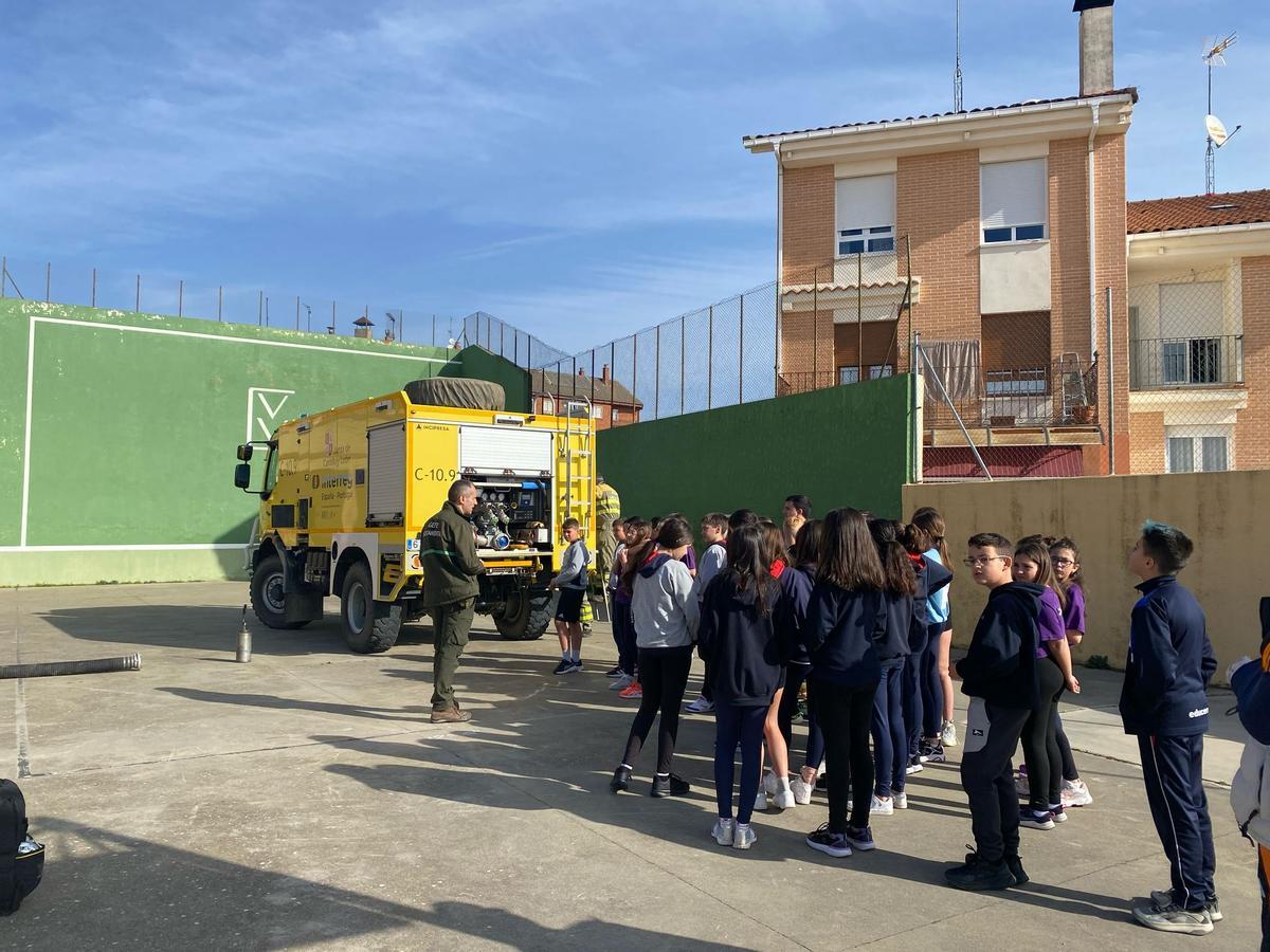 Los escolares conocen en la práctica cómo funciona la autobomba.