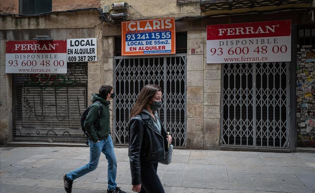 Tiendas cerradas en la calle de Duran i Bas, en Ciutat Vella.