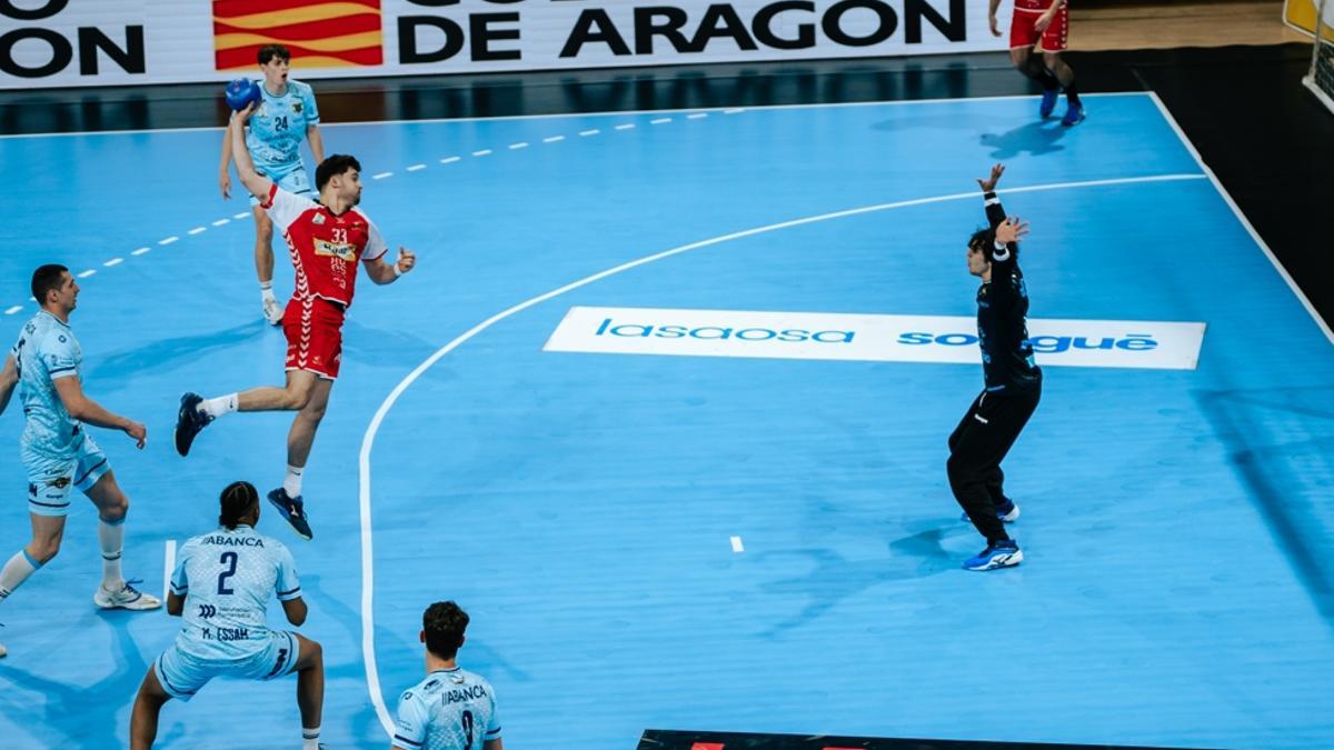 Krivokapic en una acción del partido ante Huesca con el pivote Artur Parera.