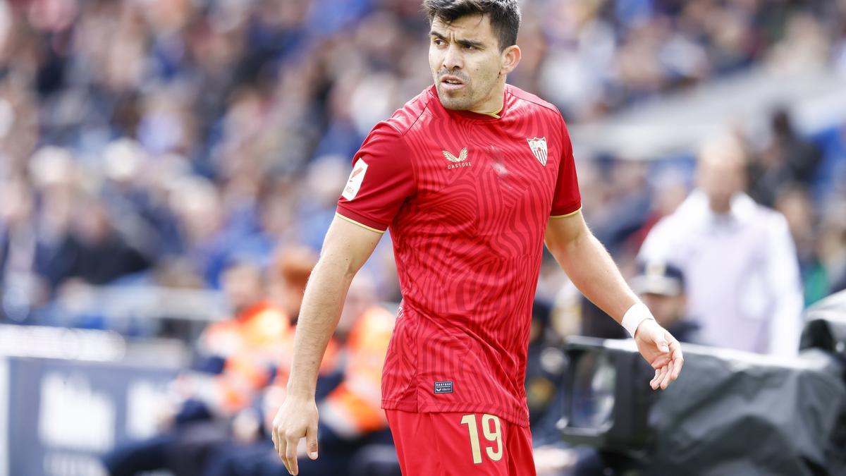 El sevillista Acuña, durante un partido con la camiseta del Sevilla