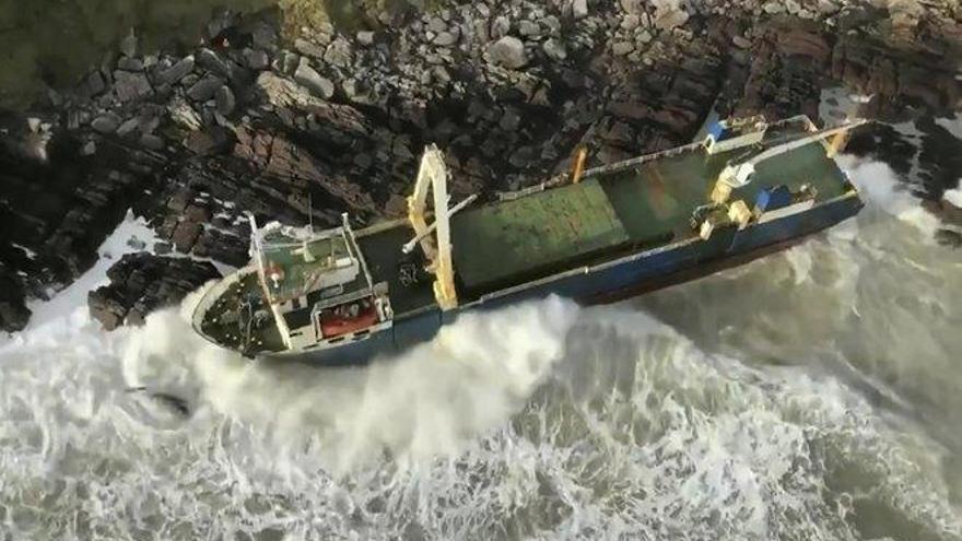 La tormenta &#039;Dennis&#039; arrastra un barco fantasma hasta la costa irlandesa