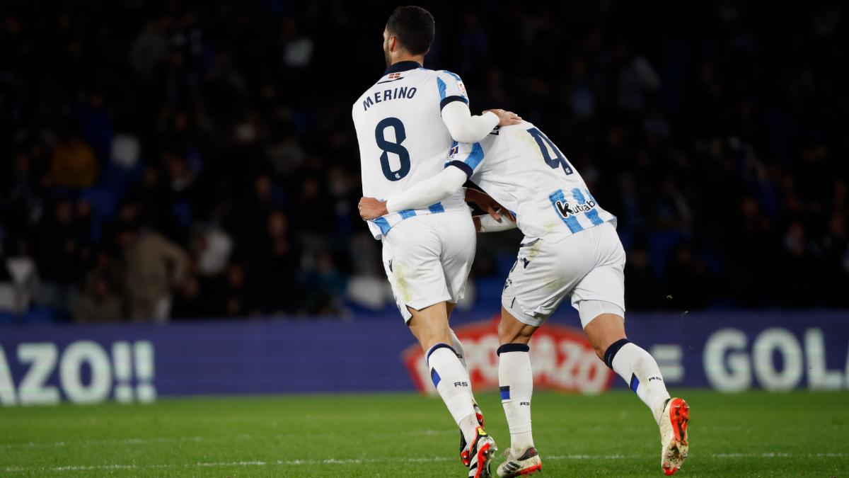 Mikel Merino celebra con Martín Zubimendi tras marcar ante el Villarreal