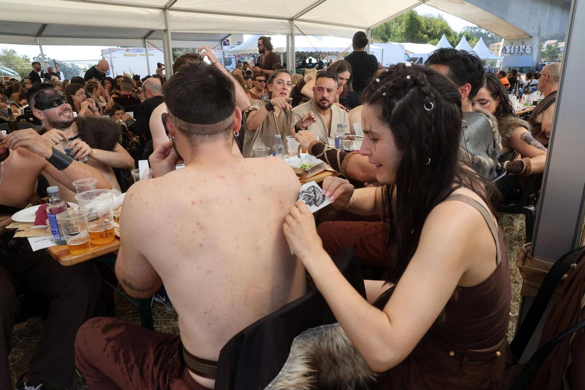 Asistentes al Xantar Vikingo celebrado en las Torres de Oeste de Catoira, donde mañana se celebra el Desembarco de la Romería Vikinga.