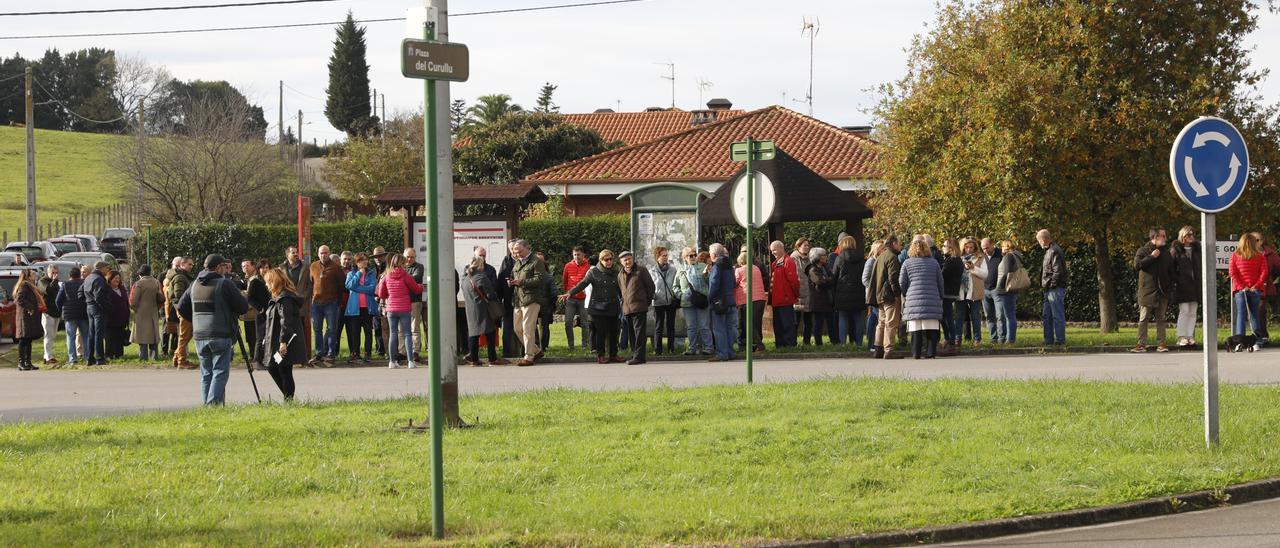 Vecinos de Castiello concentrados esta mañana en la rotonda del Curullu para exigir medidas contra la oleada de robos.