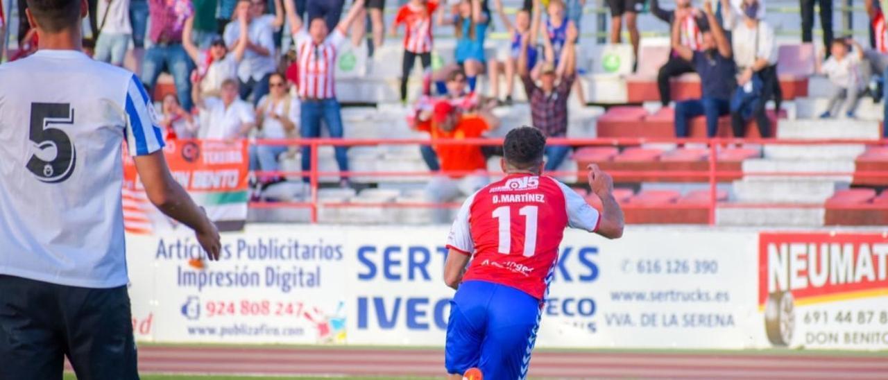 Dani Martínez corre a celebrar un gol con la afición del Don Benito.