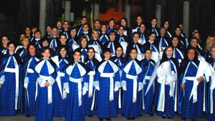 Las penitentes del tercio femenino de la Virgen que participan en la procesión del Viernes de Dolores.