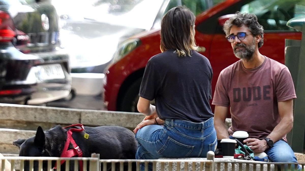 En la foto, una pareja conversando en la calle.