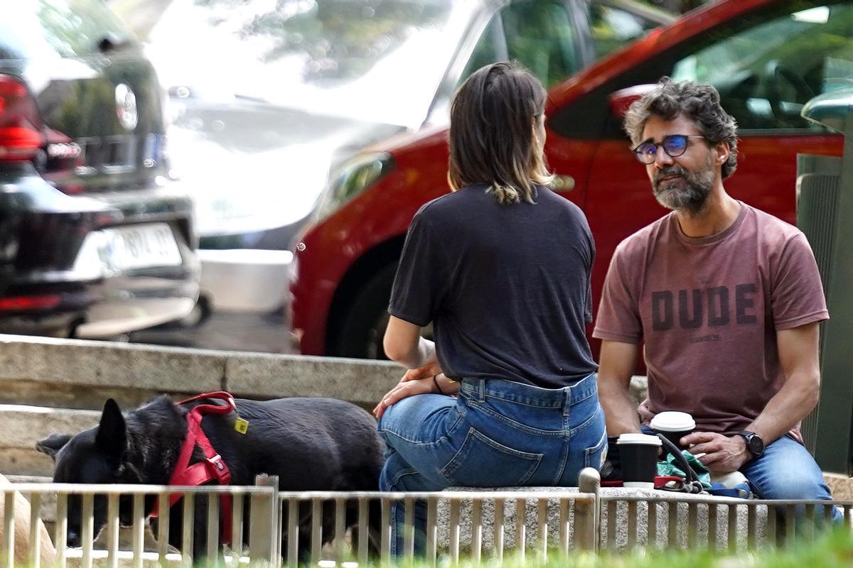 Aumenta el número de parejas que acuden a terapia. En la foto, una pareja conversando en la calle.