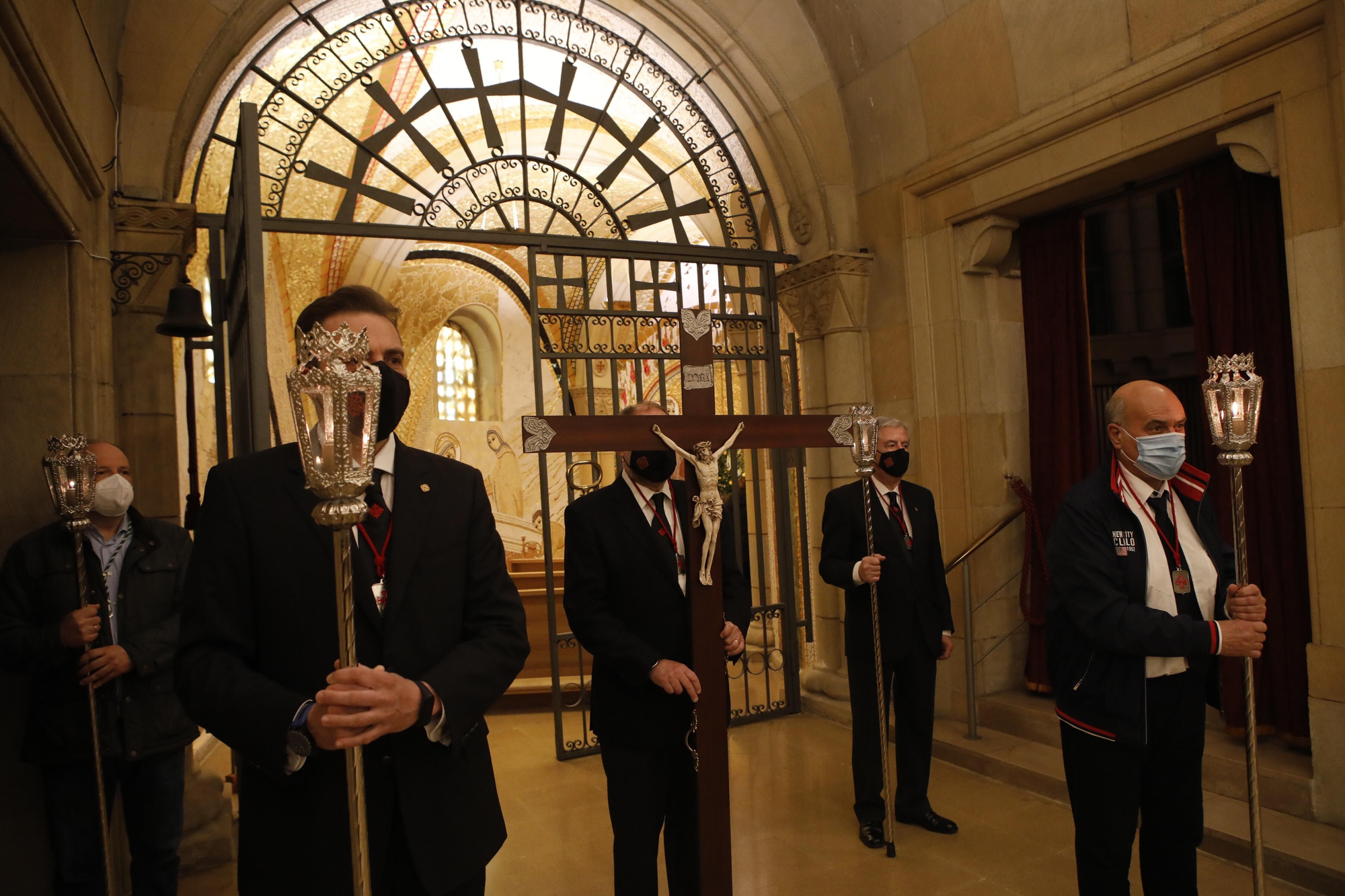 Celebración del Vía Crucis en la iglesia de San Pedro en Viernes Santo