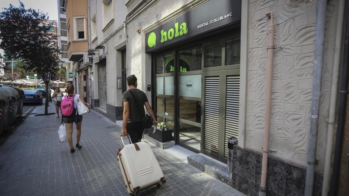 Un turista con maletas en L'Hospitalet