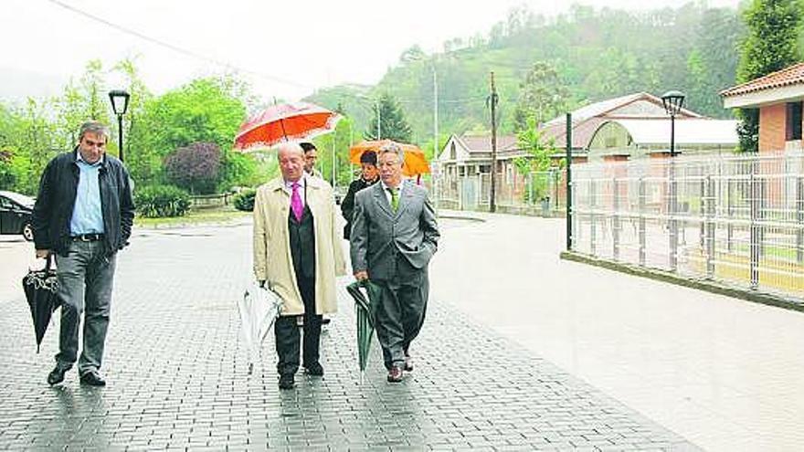 Mario Efrén García, José Luis Montes e Ignacio Fernández, en la avenida de El Florán, ya peatonalizada.